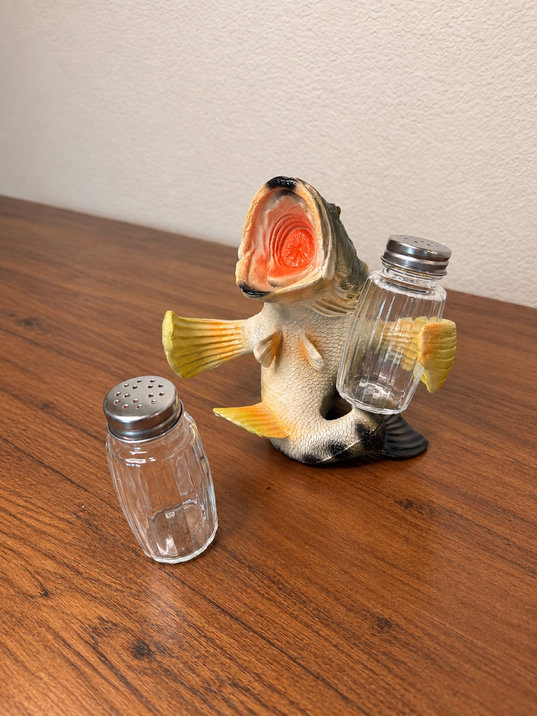 Salt and Pepper Shakers Bass - Photo