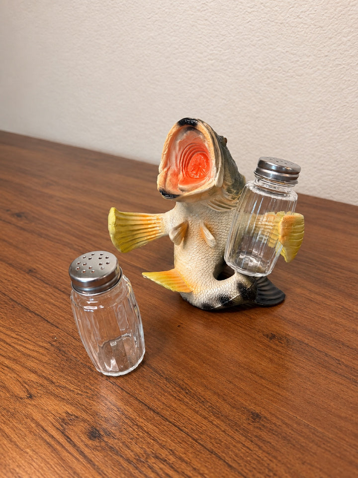 Salt and Pepper Shakers Bass - Photo
